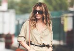 Frau mit Balayage Haaren | © Getty Images | Timur Emek