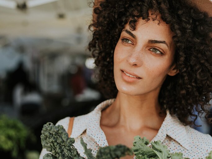 schöne Frau mit Grünkohl | © iStock | Rawpixel