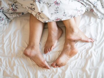 Füße von einem Paar, das im Bett liegt | © Unsplash | rawpixel
