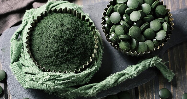 Spirulina, Superfood-Alge in Pulver- und Tablettenform | © iStock | egal