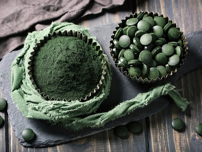 Spirulina, Superfood-Alge in Pulver- und Tablettenform | © iStock | egal
