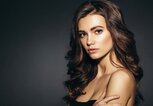 Festtagsfrisur für lange Haare | © iStock | CoffeeAndMilk