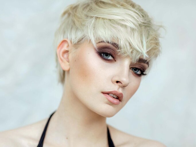 Festliche Kurzhaarfrisur, Pixie Cut | © iStock | Kiuikson