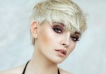 Festliche Kurzhaarfrisur, Pixie Cut | © iStock | Kiuikson