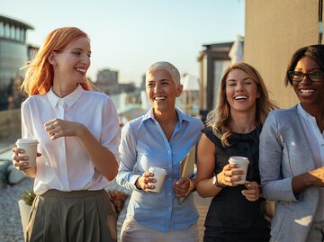 Business Frauen machen eine Kaffee-Pause | © iStock | bernardbodo