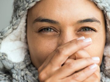 Frau mit kalten Händen | © iStock | solidcolours