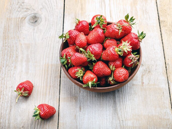 Erdbeeren essen für weiße Zähne.  | © iStock | Sanny11