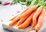 Karotten essen für weiße Zähne.  | © iStock | Merinka