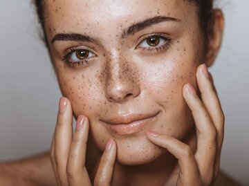 Beauty-Shot einer hübschen Frau mit Sommersprossen | © iStock | svetikd