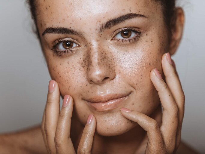 Beauty-Shot einer hübschen Frau mit Sommersprossen | © iStock | svetikd