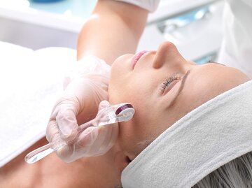 Beim Microneedling wird die Haut mit einem Dermaroller behandelt! | © iStock | robertprzybysz