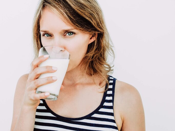 Frau trinkt Milch aus einem Glas | © iStock | MangoStar_Studio