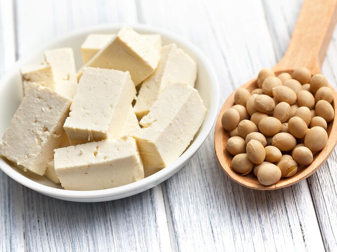 Sojabohnen und Tofu | © iStock | jirkaejc