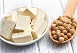 Sojabohnen und Tofu | © iStock | jirkaejc