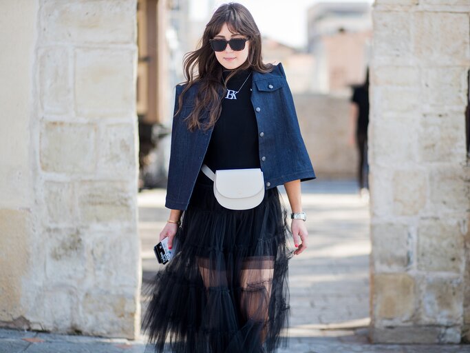 Streetstyle Look mit Bauchtasche | © Getty Images | Christian Vierig