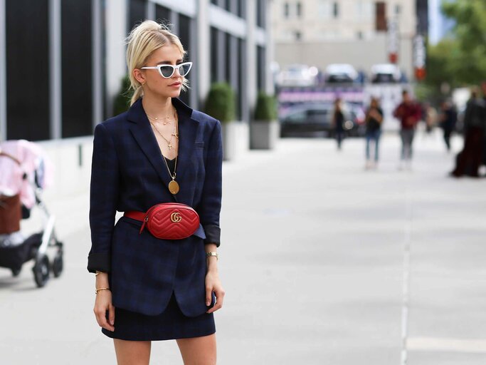 Caro Daur setzt mit der roten Hip Bag Farbakzente. | © Getty Images | Jeremy Moeller 