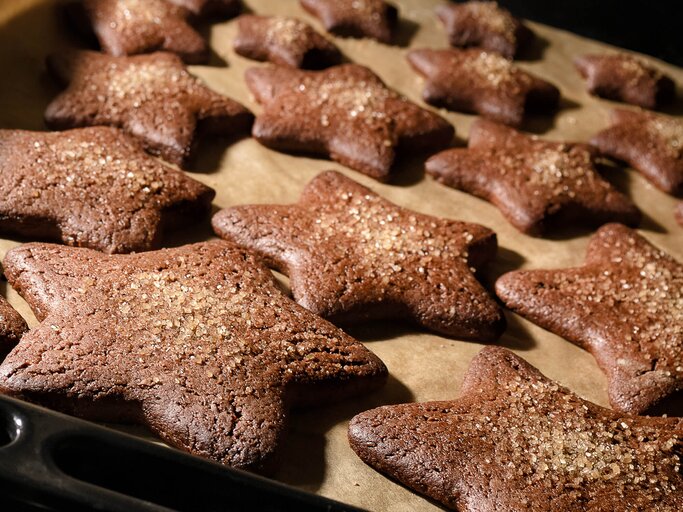 Schokoladen Sterne und Plätzchen im Ofen | © iStock | Viktoriia Bila