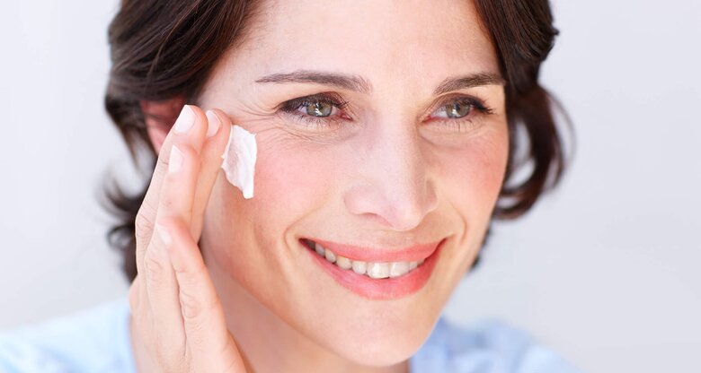 Frau mit Anti Aging Creme | © iStock | Squaredpixels