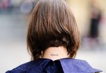 Tattoo im Nacken "Follow Me" | © Getty Images | Edward Berthelot