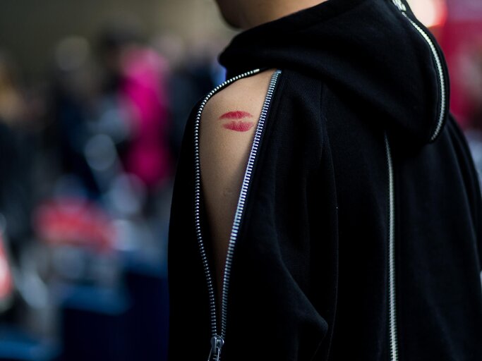 Kussmund Tattoo | © Getty Images | Christian Vierig