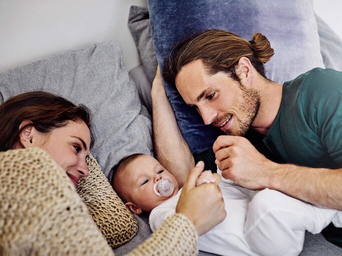 Junges Paar mit ihrem Kind | © iStock | kupicoo