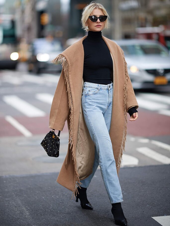 Caro Daur Street Style mit Camel Coat | © Getty Images | Timur Emek