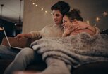 kuschelndes Paar auf dem Sofa | © iStock | jacoblund
