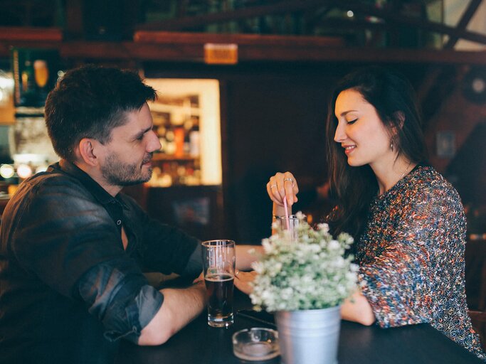 Paar bei einem Date im Cafe | © iStock | lechatnoir