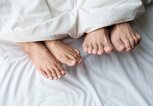 Füße im Bett | © iStock | ijeab