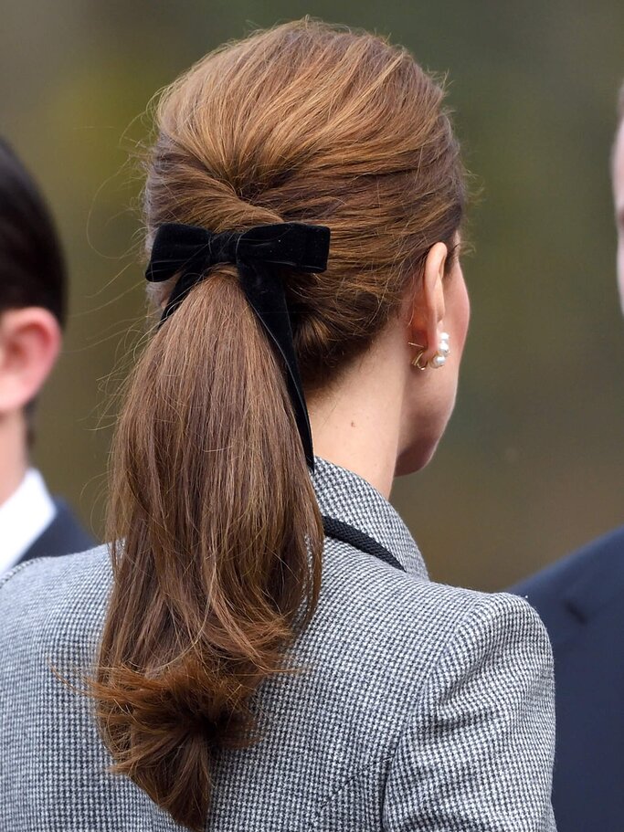 Catherine, Duchess of Cambridge, mit Haarschleife | © Getty Images | Karwai Tang