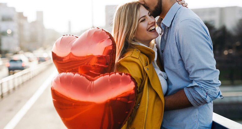 verliebtes Paar mit Herz-Luftballons | © iStock | nd3000