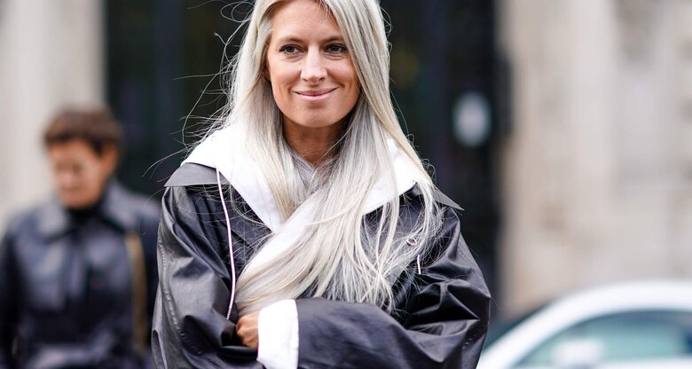 Ihre grauen Haare sind ihr Statement-Look: Sarah Harris, leitende Moderedakteurin der britischen Vogue | © Getty Images | Edward Berthelot 