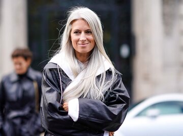 Ihre grauen Haare sind ihr Statement-Look: Sarah Harris, leitende Moderedakteurin der britischen Vogue | © Getty Images | Edward Berthelot 