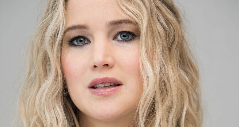 Jennifer Lawrence hat sie, Claudia Schiffer und Kate Moss auch: die Rede ist von Schlupflidern! | © Getty Images | Vera Anderson 