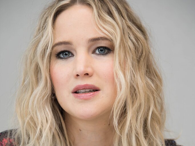 Jennifer Lawrence hat sie, Claudia Schiffer und Kate Moss auch: die Rede ist von Schlupflidern! | © Getty Images | Vera Anderson 