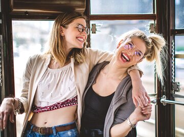 Glückliche Mädchen umarmt in Straßenbahn | © iStock | Pekic