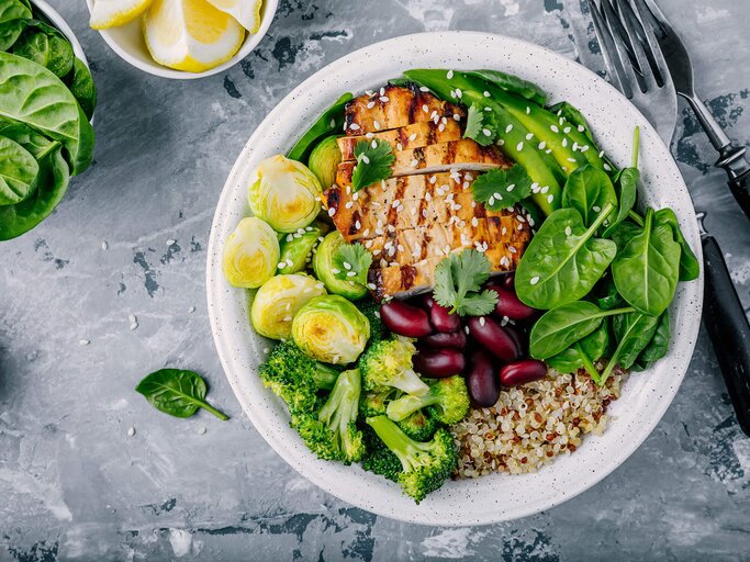 Buddha Bowl mit Gemüse und Hähnchenbrust | © iStock | wmaster890