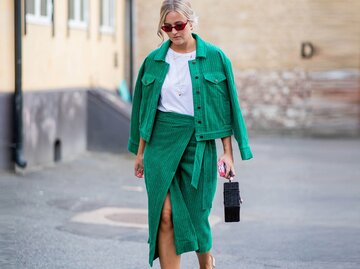 Streetstyle einer jungen Frau mit Wickelrock | © Getty Images | Christian Vierig