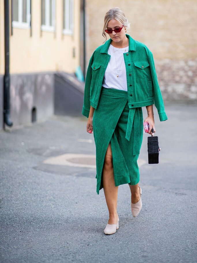 Streetstyle einer jungen Frau mit Wickelrock | © Getty Images | Christian Vierig