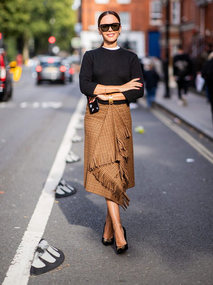 Evangelie Smyrniotaki zeigt diesen lässigen Look mit Wickelrock bei der London Fashion Week. | © Getty Images | Christian Vierig