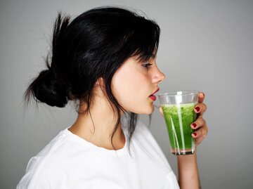 Junge Frau trinkt einen grünen Smoothie.  | © iStock | FGorgun