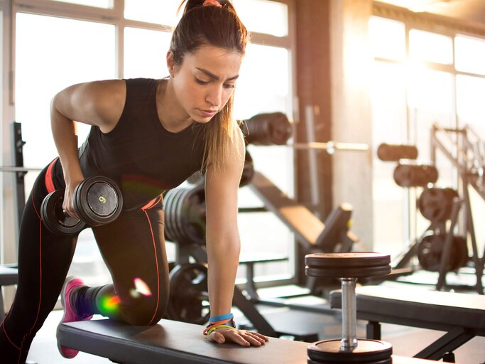 Frau beim Hanteltraining | © iStock | Bojan89