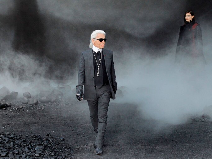 Karl Lagerfeld bei einer Fashion Show im Jahr 2011 in Paris | © Getty Images | PATRICK KOVARIK