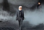 Karl Lagerfeld bei einer Fashion Show im Jahr 2011 in Paris | © Getty Images | PATRICK KOVARIK