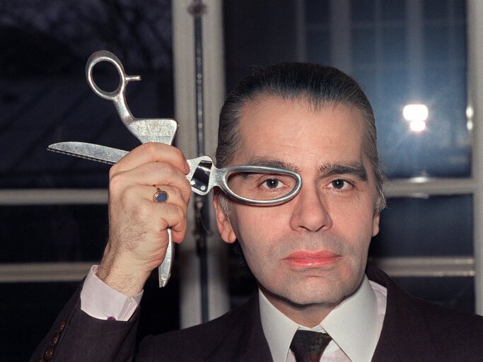 Karl Lagerfeld im Jahr 1987, wie er sich eine Schere vor die Augen hält | © Getty Images | PIERRE GUILLAUD 
