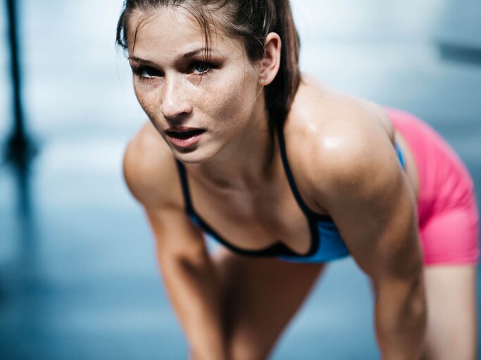 Sportliche Frau, die sich gerade beim Sport ausgepowert hat. | © iStock | mihailomilovanovic