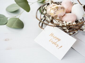 Osterdeko mit grünen Blättern, Eiern und anderen Naturmaterialien | © iStock | MonicaNinker