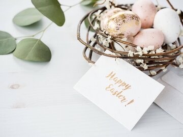 Osterdeko basteln mit grünen Blättern, Eiern und anderen Naturmaterialien | © iStock | MonicaNinker