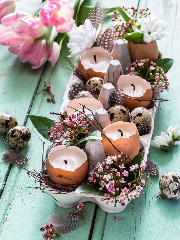 Aus einem Eierkarton, Eierschalen und ein paar Blüten lässt sich eine schöne Tischdeko zu Ostern basteln! | © iStock | asab974