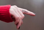 Love Tattoo am Finger | © iStock | Luiza_Elena